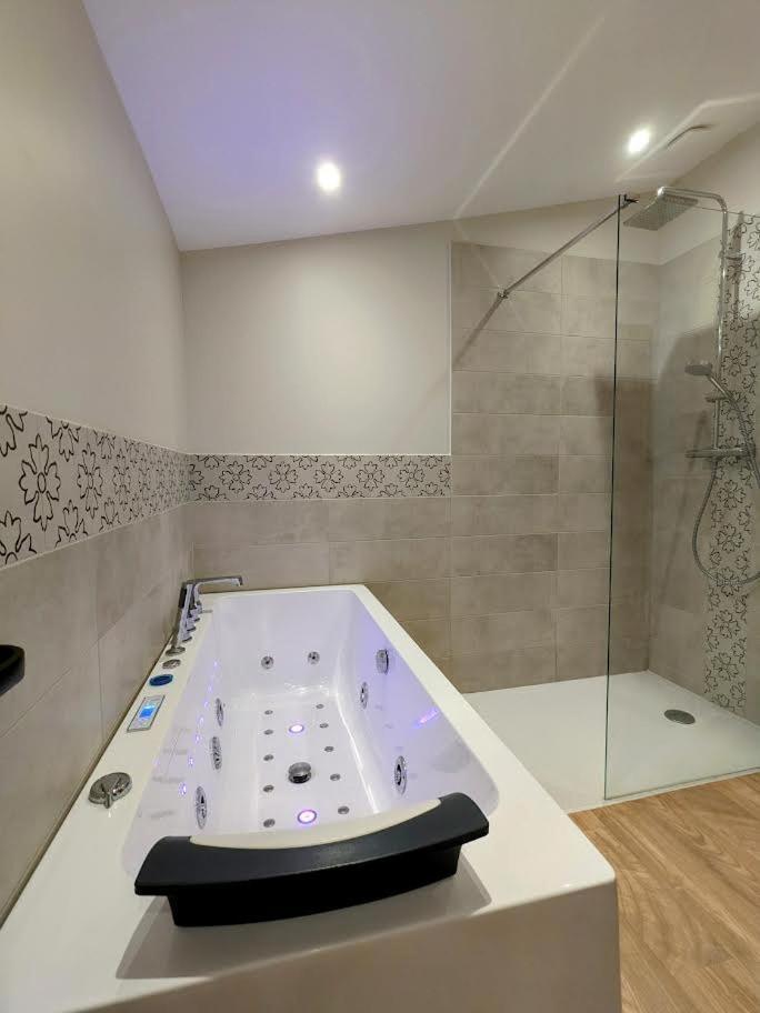Le Boheme, Sauna & Spa Riorges Luaran gambar