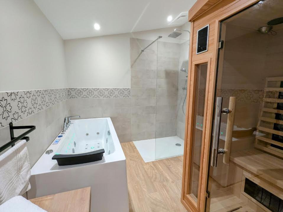 Le Boheme, Sauna & Spa Riorges Luaran gambar